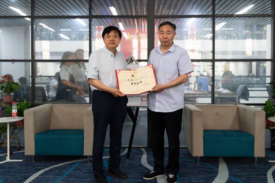 必赢官网向范强现场颁发聘书